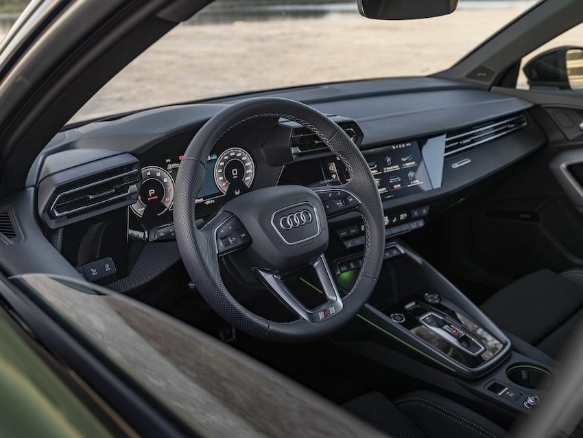 advanced 進化版車型以上配備 12.3 吋 Audi 全數位虛擬駕駛座艙 plus，搭配 10.1 吋 MMI 多媒體觸控螢幕。