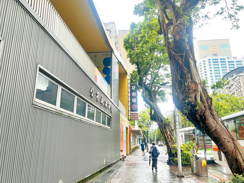 成功市場目前改建中，是此區主要採買地方。