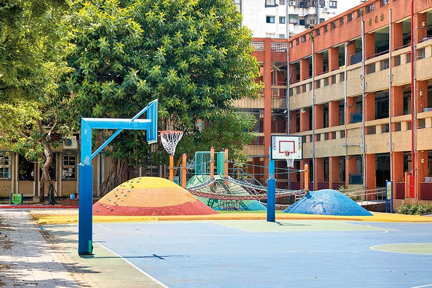 國小學區為建安國小，也有不少私立名校。
