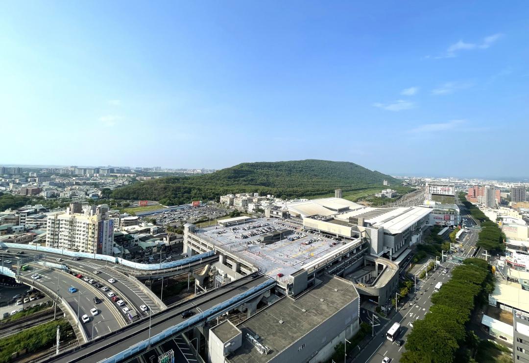 左營高鐵科技之心生活圈，擁三鐵共構優勢，串連新光三越百貨，並透過捷運紅線快速連結漢神巨蛋百貨商圈，形成大生活圈，帶動區域房市蓬勃成長。