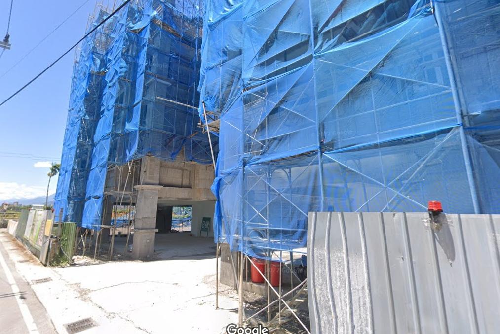 花蓮預售市場驚傳建商倒閉爭議！知名在地建商「太極建設」在吉安推出的預售案「綠野仙蹤」，驚爆交屋前建物竟無法過戶。(圖/取自GOOGLE街景)