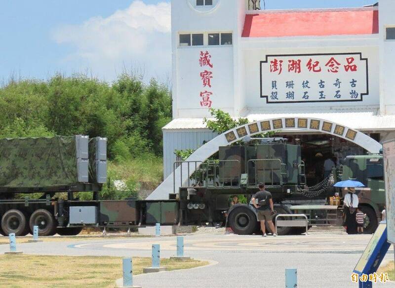 我國海軍王牌海鋒反艦飛彈車隊 ,現身澎湖跨海大橋。(記者劉禹慶攝) 我國海軍王牌海鋒反艦飛彈車隊 ,現身澎湖跨海大橋。(記者劉禹慶攝)