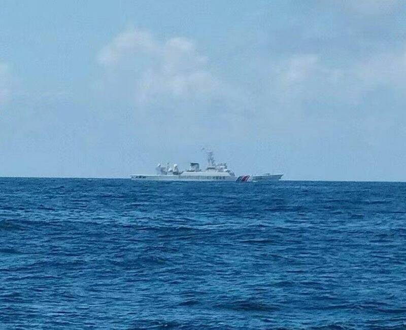 澎湖漁船指控中國海警船侵入台灣經濟海域驅趕。(漁民提供) 澎湖漁船指控中國海警船侵入台灣經濟海域驅趕。(漁民提供)
