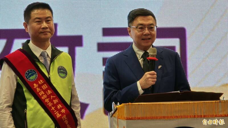 行政院長卓榮泰(右)今(3)日出席社團法人新北市嘉義同鄉會第12屆理事長、理監事暨顧問就職典禮。(記者黃子暘攝) 行政院長卓榮泰(右)今(3)日出席社團法人新北市嘉義同鄉會第12屆理事長、理監事暨顧問就職典禮。(記者黃子暘攝)