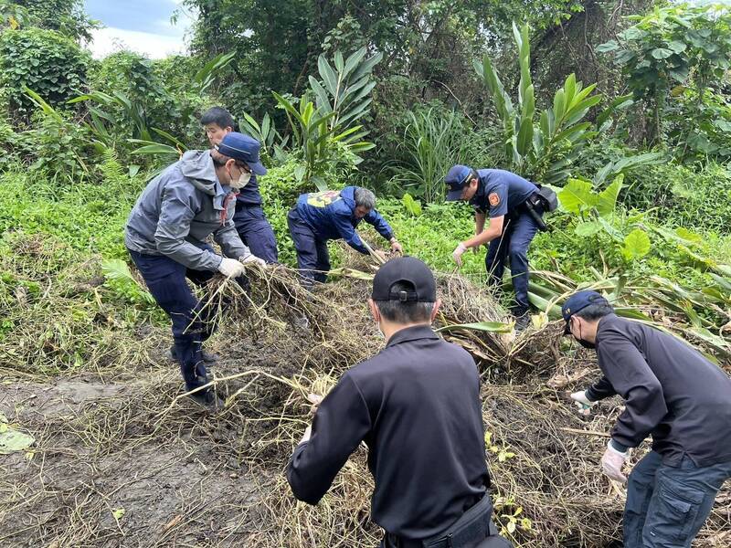 花蓮秀林鄉秀林村民有部落有農民在農地工作時,發現疑似人骨組織報警,經過警方挖掘後,出現頭骨及部分衣物。(警方提供) 花蓮秀林鄉秀林村民有部落有農民在農地工作時,發現疑似人骨組織報警,經過警方挖掘後,出現頭骨及部分衣物。(警方提供)