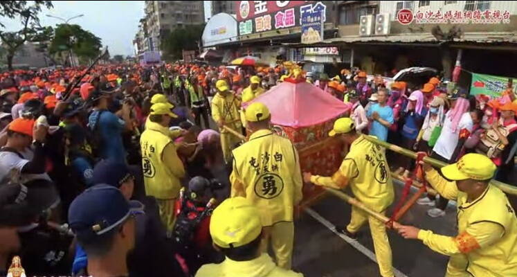 白沙屯媽回程進香隊伍下午走進彰化市金馬路,人龍包圍鑾轎,人多到讓鑾轎一度得放慢腳步才能前進。(圖擷取白沙屯媽直播) 白沙屯媽回程進香隊伍下午走進彰化市金馬路,人龍包圍鑾轎,人多到讓鑾轎一度得放慢腳步才能前進。(圖擷取白沙屯媽直播)