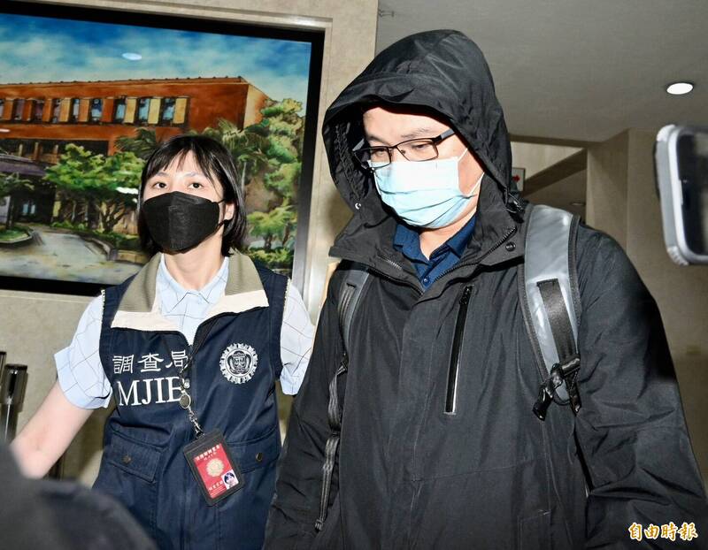 軍情局軍官侯俊榮晚間移送北檢複訊。(記者羅沛德攝) 軍情局軍官侯俊榮晚間移送北檢複訊。(記者羅沛德攝)