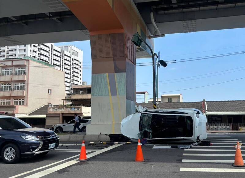 預拌混凝土車左切害特斯拉撞捷運橋墩分隔島翻覆。(讀者提供) 預拌混凝土車左切害特斯拉撞捷運橋墩分隔島翻覆。(讀者提供)