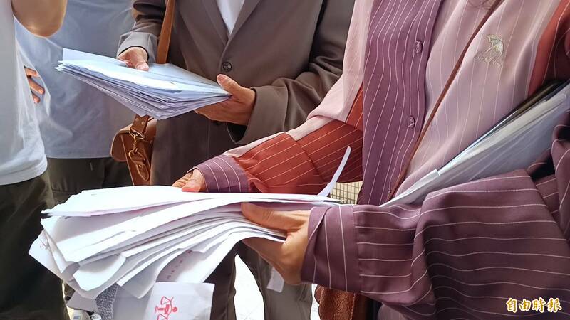 小安說,房東對他們一連串的興訟,收到的法院文書累積厚厚一疊。(記者鄭淑婷攝) 小安說,房東對他們一連串的興訟,收到的法院文書累積厚厚一疊。(記者鄭淑婷攝)