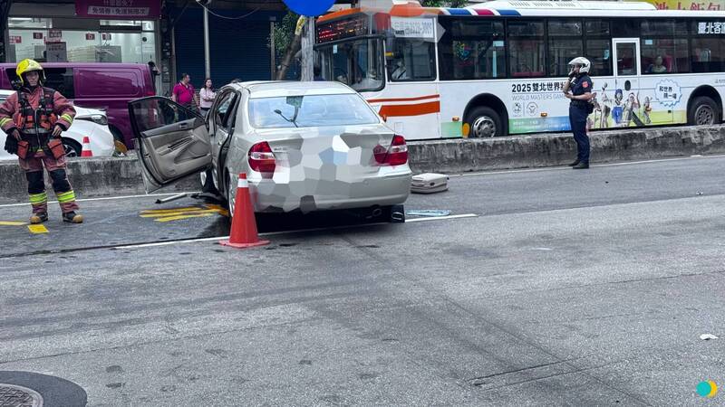 余姓老翁今天駕駛下午小轎車行經新北市三峽北大國小旁時,不明原因高速衝撞多名學童及騎士,造成3死12人輕重傷。(記者陸運鋒翻攝) 余姓老翁今天駕駛下午小轎車行經新北市三峽北大國小旁時,不明原因高速衝撞多名學童及騎士,造成3死12人輕重傷。(記者陸運鋒翻攝)