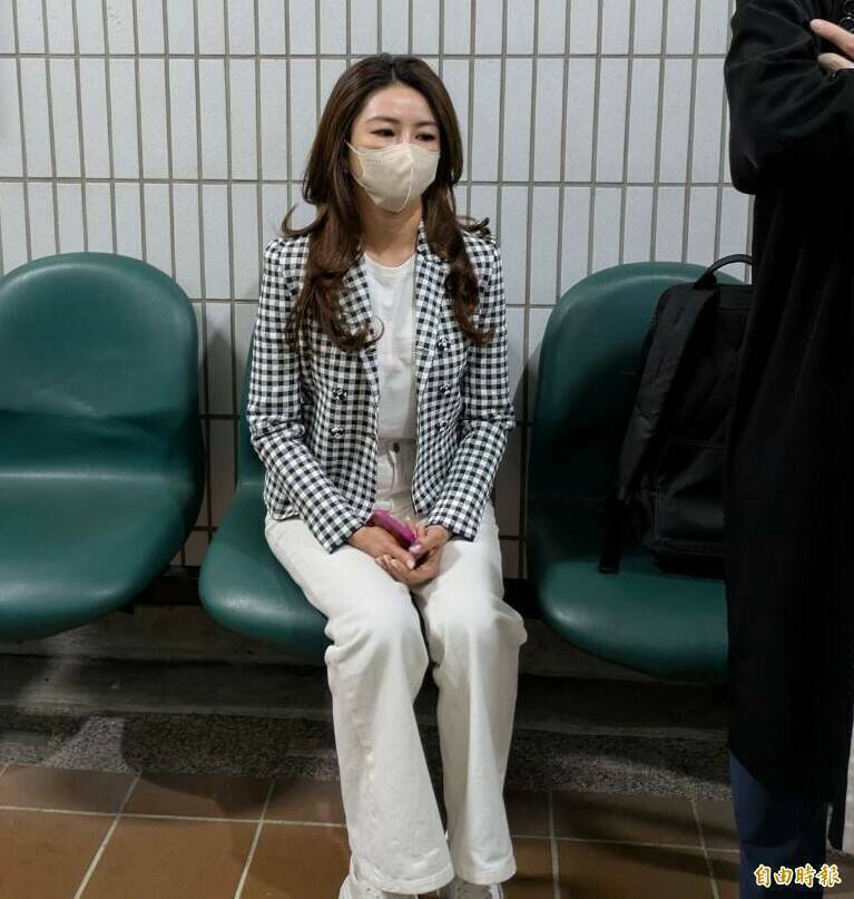 有「最美董座」之稱的徐培菁,指控檢察官偵訊時有性騷擾「撩妹」之語,台中地檢署已經調查釐清中,圖為她去年底開庭情景。(資料照,記者張瑞楨攝) 有「最美董座」之稱的徐培菁,指控檢察官偵訊時有性騷擾「撩妹」之語,台中地檢署已經調查釐清中,圖為她去年底開庭情景。(資料照,記者張瑞楨攝)