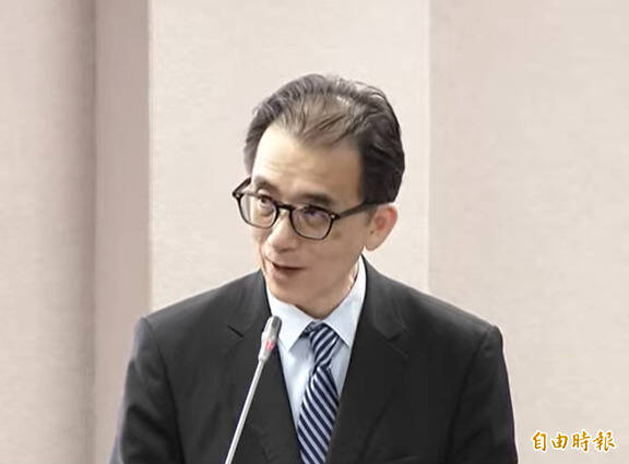 考試院秘書長劉建忻今天早上到立法院司法及法制委員會報告並備詢,一度頭暈跌倒,但休息後改坐著繼續答詢。(記者林曉雲攝) 考試院秘書長劉建忻今天早上到立法院司法及法制委員會報告並備詢,一度頭暈跌倒,但休息後改坐著繼續答詢。(記者林曉雲攝)