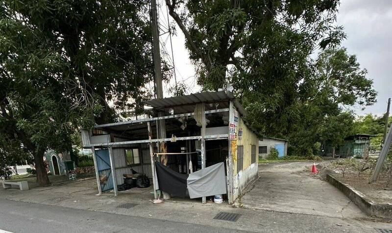 高雄婦人獨居的廢棄鐵皮屋。（讀者提供）